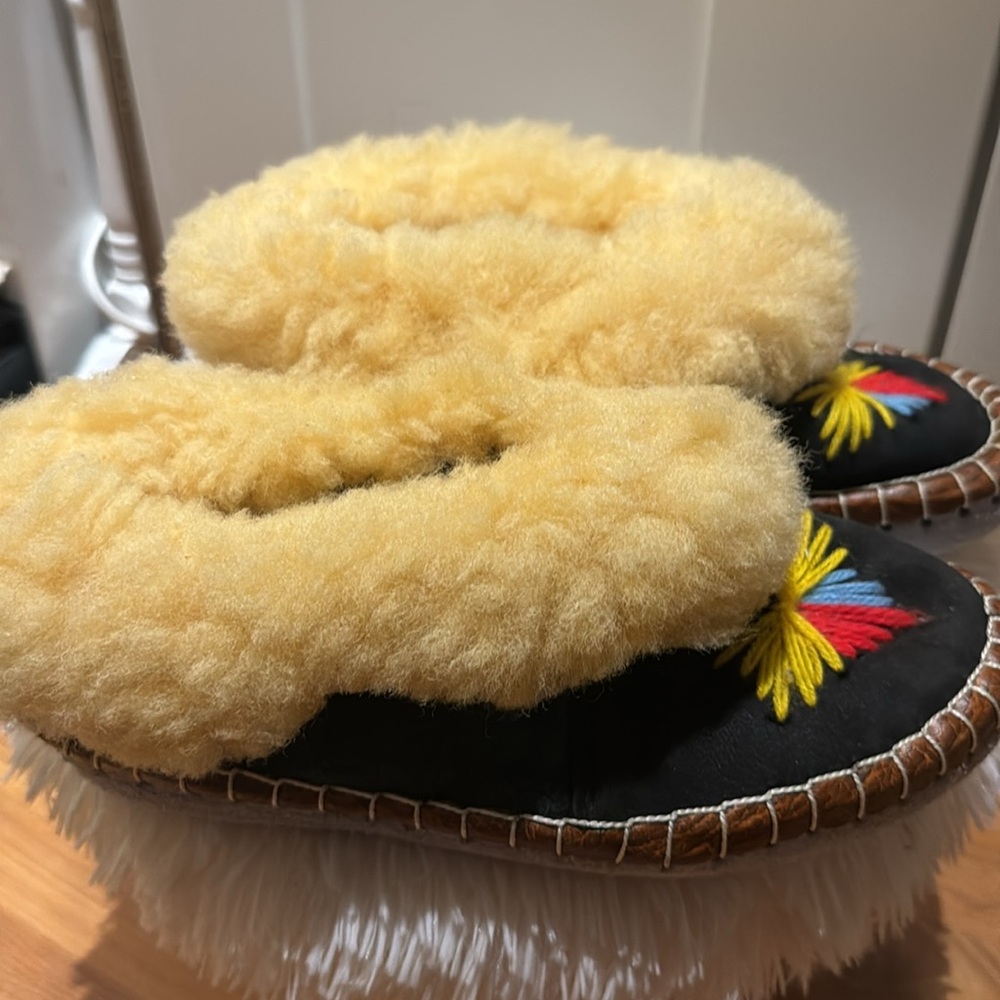 Shearling TIPI/ MOCCASINS slippers- NEW NEVER WORN